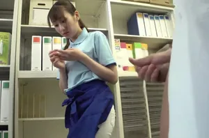 Nữ thần ngực khủng ngọt ngào và gợi cảm bóp quần và để lộ hai bầu ngực bên ngoài, kéo quần lót sang một bên và cưỡi trên một con cặc giả để bôi sữa chua lên âm hộ của cô ấy
