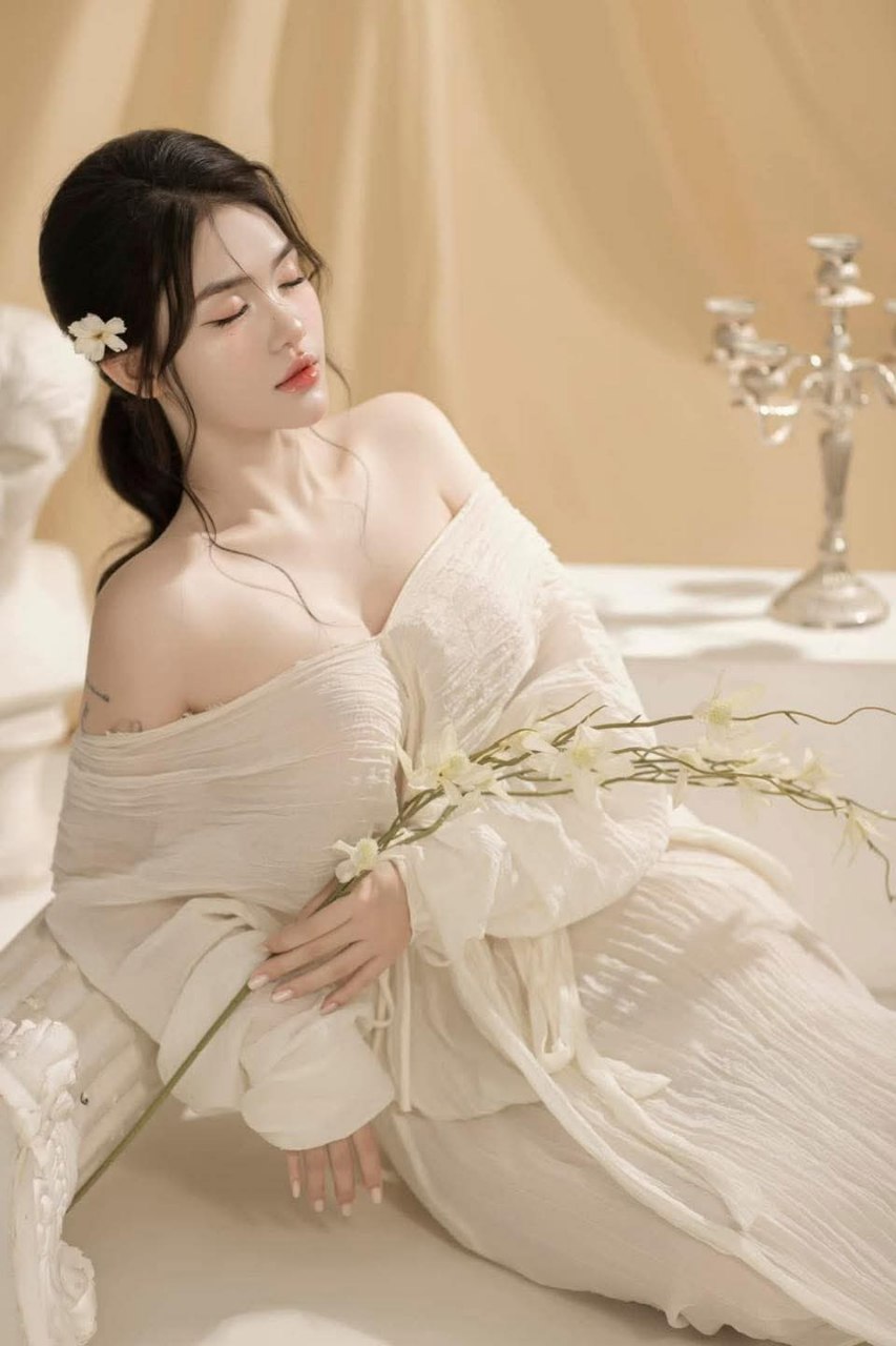 Cô hầu gái tóc đuôi ngựa thích bị địt từ phía sau